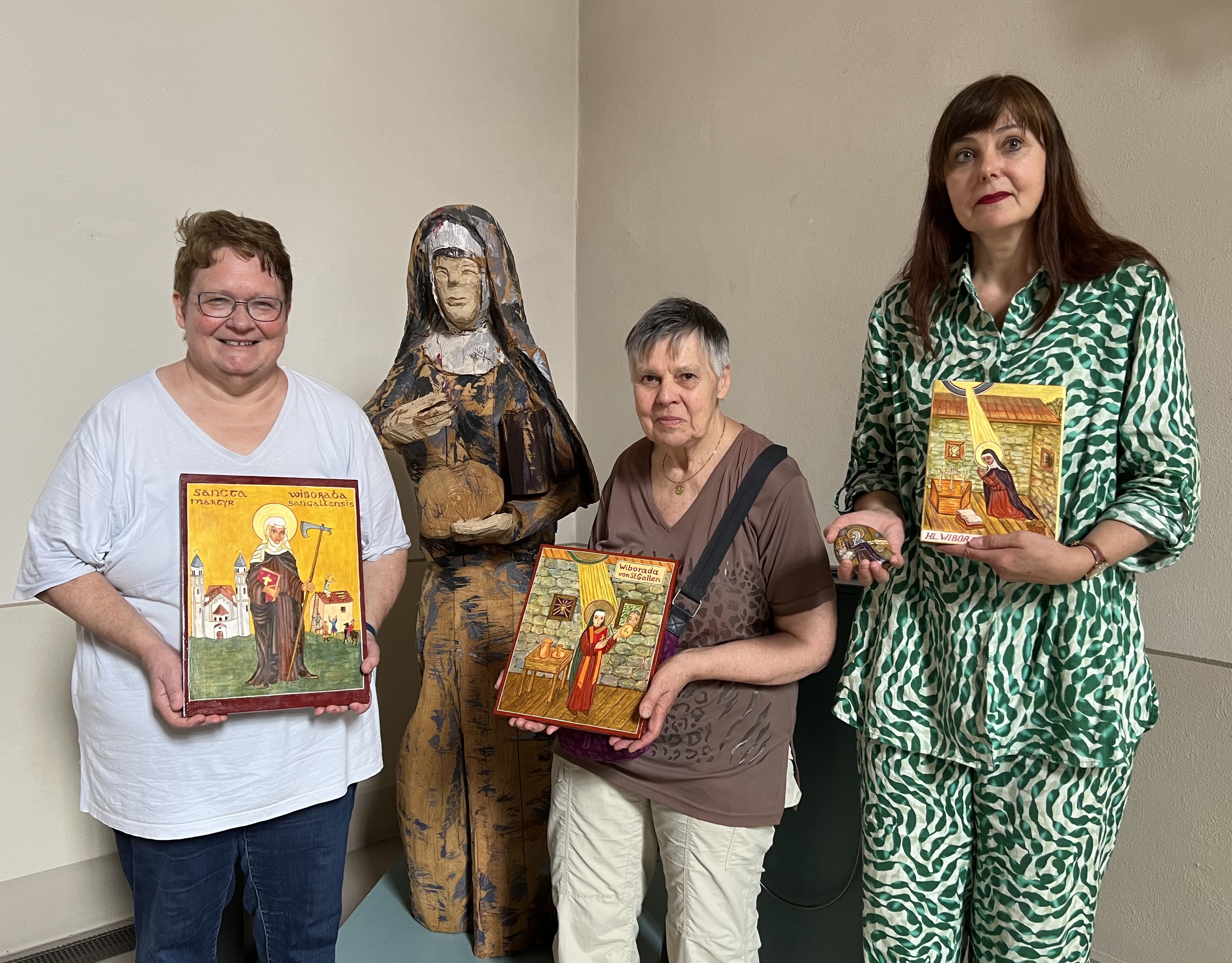  Drei Frauen aus unterschiedlichen Ländern schreiben in Frieden vereint je eine Wiborada-Ikone: Die St.Gallerin Hedi Fussenegger, Julia Pálffy, die ungarische Wurzeln hat, sowie Tatjana Pauly, Ikonenmalerin in Berlin.