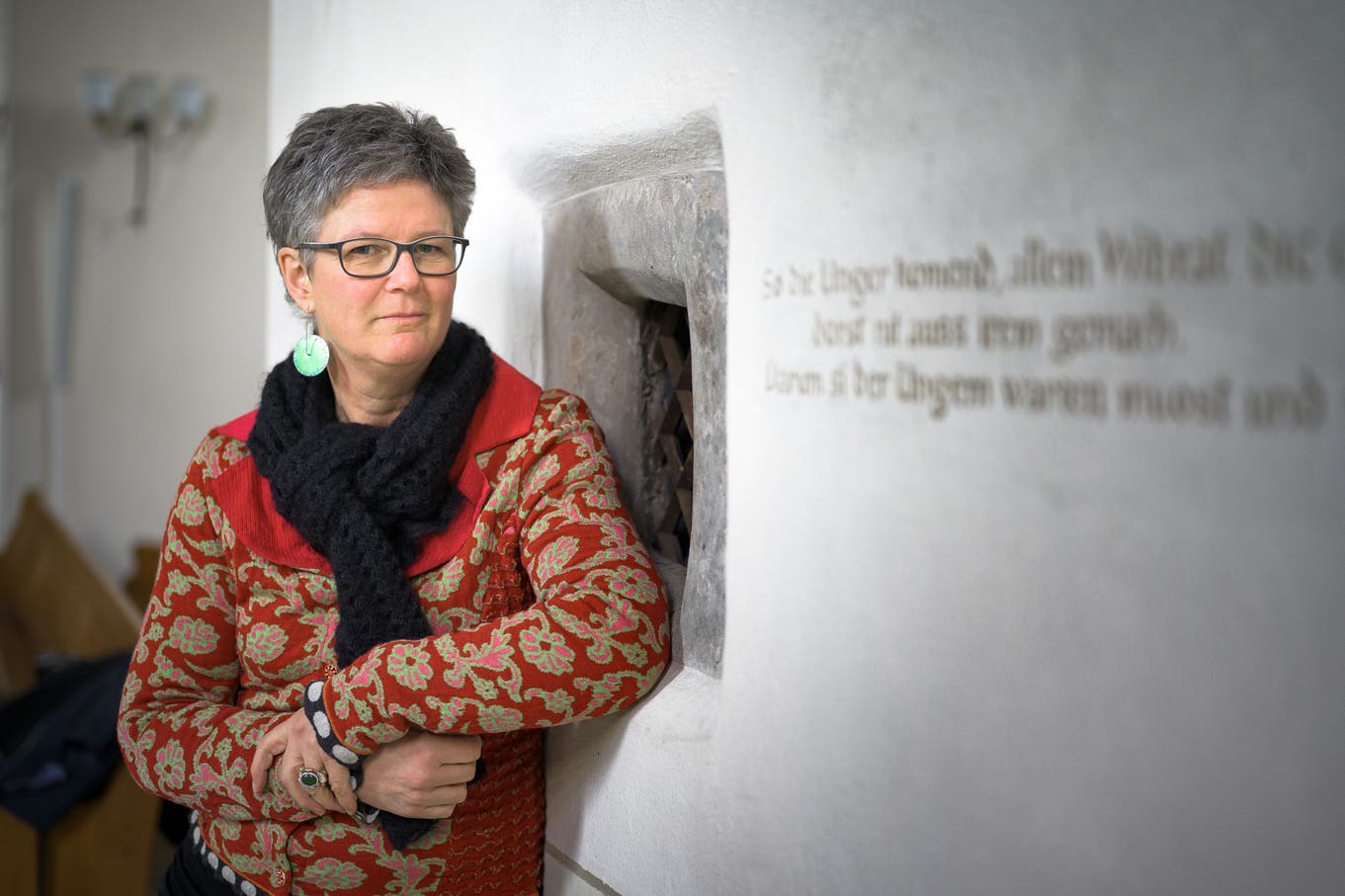 Hildegard Aepli vor dem Wiborada-Fenster in der St.Mangenkirche. Fotocredits: Michael Canonica