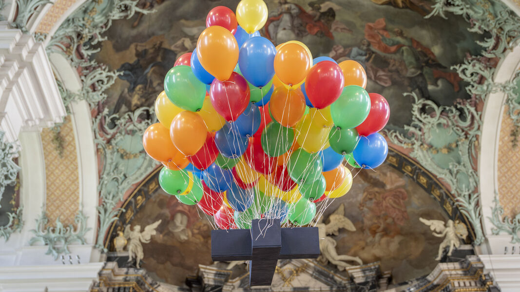 Wiboradatag 2025 in der Kathedrale St. Gallen mit einer Kunstperformance von Hans Thomann. Foto: Urs Bucher